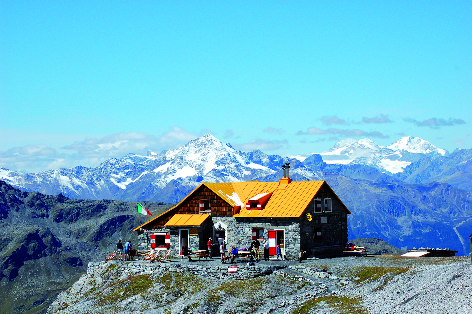 Rifugio Quinto alpini, continua la festa per i 15 anni di gestione