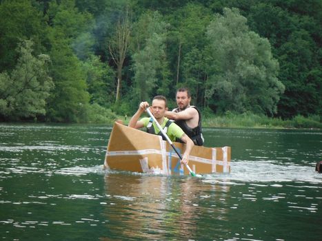 Sfida aperta per la gara delle canoe di cartone