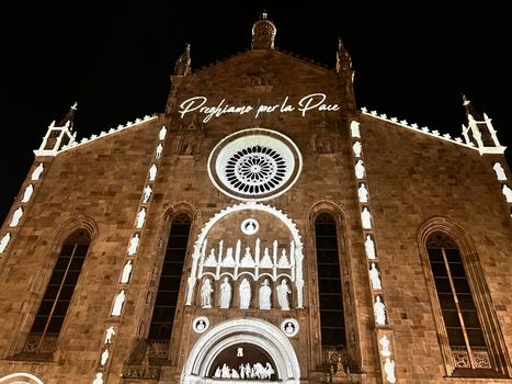 Luci per la pace sul Duomo di Como