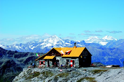 Rifugio Quinto alpini, continua la festa per i 15 anni di gestione