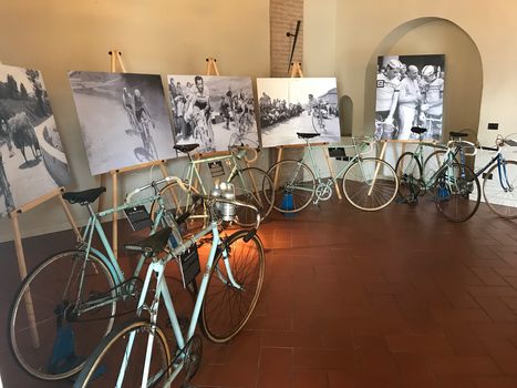 Il Giro d’Italia fra le bollicine.  E apre la mostra “Tasting bici”