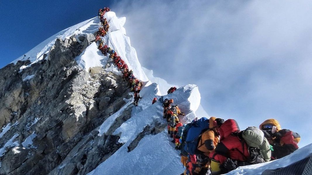 Everest, anniversario affollato