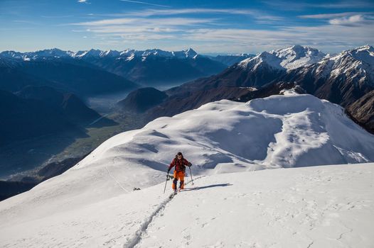 Scialpinismo con vista alla cima Vignone