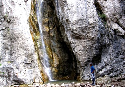 Camminata e yoga alla cascata del Cenghen