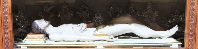 29730_12-_-statua-del-cristo-morto-opera-della-bottega-dei-fantoni-di-rovetta-1740jpg.jpg