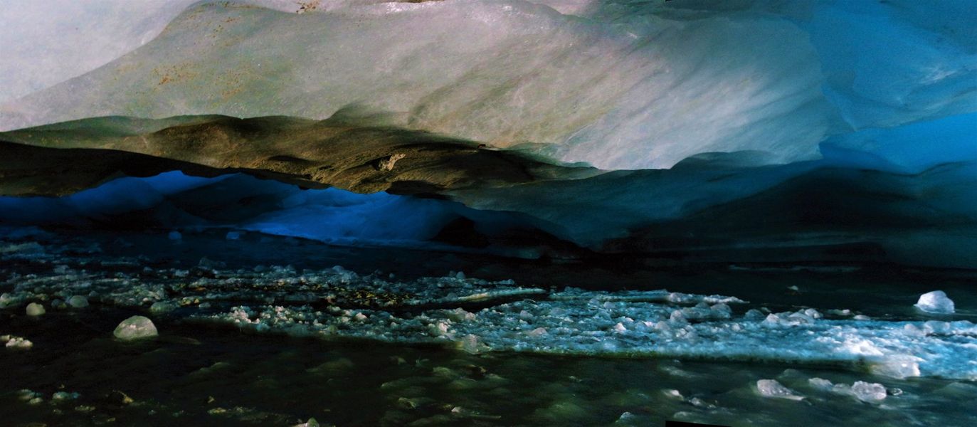 La meravigliosa Grotta dei lapislazzuli, scoperta al ghiacciaio dei Forni