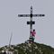 31 Maxi zoom alla croce di Corna Piana _2310 m_ con escursionista.JPG
