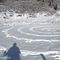 44 La grande pozza ghiacciata con neve ornata con spirale.JPG