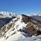 45 Vista panoramica dalla cresta di vetta verso lo Zucco di Desio al centro, Grigne a sx, Valsassina e suoi monti a dx.jpg