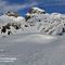 61 Vista panoramica verso il Rif. Calvi _2006 m_ e la cerchia dei monti della sua splendida conca carica di neve.jpg