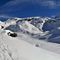 63 Vista panoramica verso il Rif. Calvi _2006 m_ e la cerchia ad est dei monti della sua splendida conca carica di neve.jpg
