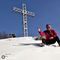 05 Rifrescatina sulla neve alla croce di vetta del Suchello _1541 m_.JPG