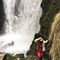 82 Noelle coraggiosa scesa alla grande pozza di base della cascata! .jpg