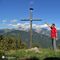 05 Alla panoramica croce di vetta del Monte Disner _1342 m_.JPG