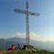 38 Alla croce di vetta del Pizzo di Spino _950 m_ con vista verso Miragolo San Salvatore.JPG