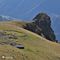 61 Vista dal Monte Mincucco sulla Baita Mincucco con barek e sullo sperone roccioso con la croce lignea.JPG