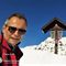 20 Selfie al crocefisso del Passo di Grialeggio con vista sulla cima del Venturosa.jpg