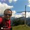36 Alla rustica croce lignea del Monte Colle  _1750 m_ con Chico di Branzi, manuntentore baite .jpg