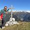 03 Alla croce di vetta del Pizzo Badine  _2044 m_ vista panoramica verso le Orobie dell_alta Val Brembana.JPG
