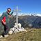 62 Alla croce di vetta del Pizzo Badine  _2044 m_ vista panoramica verso le Orobie dell_alta Val Brembana.JPG