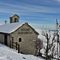02 Sulle nevi del Linzone _1392 m_ alla chiesetta della Sacra Famiglia di Nazareth.JPG