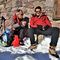 33 Un buon pranzetto sulle nevi al sole di Torcola Vaga seduti comodi su due bei tronchetti d_abete !.jpg
