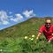 14 Accanto a fiori di pulsatilla alpina sulfurea con vista sul Monte Avaro.JPG