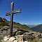 65 La piccola croce dell_altare con vista sulla Valle Lunga di Tartano e verso le Api Retiche.JPG
