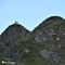 43 Zoom sul Monte Tribortoti _2300 m_ con  escursionisti alla croce e pecore al pascolo.JPG