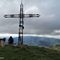 31 All’elaborata croce di vetta dello Zuc de Valmana _1546 m_ con vista sulla Valle Imagna .JPG