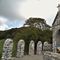 82 Tempietto dedicato alla Madonna circondato da moderni ‘dolmen’ ispirati all_architettura celtica.JPG
