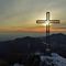 71 La bella croce di vetta Cornagera _1311 m_ baciata dal sole con vista su altpiano Selvino_Aviatico.jpg