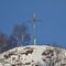 6 Maxxi zoom sulla croce del Monte Gioco _1366 m_.JPG