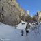 02 Sulle nevi del _labirinto_ , valloncello tra ghiaoni e torrioni della Cornagera .JPG