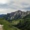 17 Panoramica dalla Baite Fontanini _1905 m_ sulla conca San Simone_Baita del Camoscio e i suoi monti.jpg