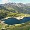 41 Lago di Pescegallo, incastonato in una splendida conca circondata da alte cime.JPG