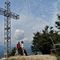 58 Alla croce di vetta del Monte Suchello _1541 m_ ...e ci scatta una foto.JPG