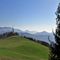 50 Verde pianoro pascolivo di Baita Campo _1442 m_ con vista da sx in Pietra Quadra_Menna_Alben.jpg