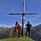 36 Alla rustica croce lignea del Monte Colle _1750 m_ panorama sulle cime orobiche.JPG