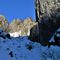 29 Sulle nevi del labirinto, valloncello innevato tra ghiaoni e torrioni della Cornagera.JPG