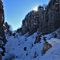 31 Sulle nevi del labirinto, sguardo indietro al valloncello innevato tra ghiaoni e torrioni della Cornagera.JPG