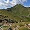 70 Saliti oltre il Passo di Valcervia _a quota 2350 m circa_  scendiamo sul sent 204A per i laghetti del Montebello .JPG
