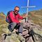 21 Piero alla croce di vetta del Monte delle galline _2131 m_ con vista in Cima di Mezzeno a sx.jpg