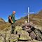 20  Ismaele alla croce di vetta del Monte delle galline _2131 m_ con vista in Cima di Mezzeno.JPG