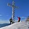 51 Alla croce di vetta del Monte Suchello _1541 m_ ammantato di neve ! .JPG