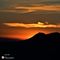 78 Da Costa Serina ammiriamo lo spettacolo del tramonto del sole che si abbassa sui monti Ubione e Linzone.JPG
