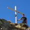 45 Alla croce di vetta di Cima Val Pianella _2349 m_.JPG