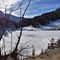 65 Vista sul laghetto del Prato del lago ricoperto da bianca neve.JPG