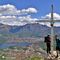 05 Alla croce di vetta del Corno Birone _1116 m_ con splendida vista panoramica su Lecco, i suoi laghi, i suoi monti.JPG