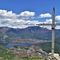 64 Alla croce di vetta del Corno Birone _1116 m_ con splendida vista panoramica su Lecco, i suoi laghi, i suoi monti.JPG
